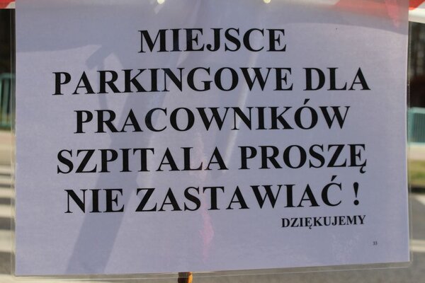 Miejsce parkingowe dla pracowników szpitala, proszę nie zastawiać