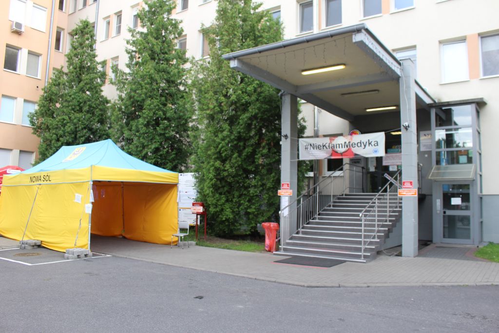 W związku z aktualną sytuacją epidemiologiczną szpital nadal utrzymuje zakaz odwiedzin