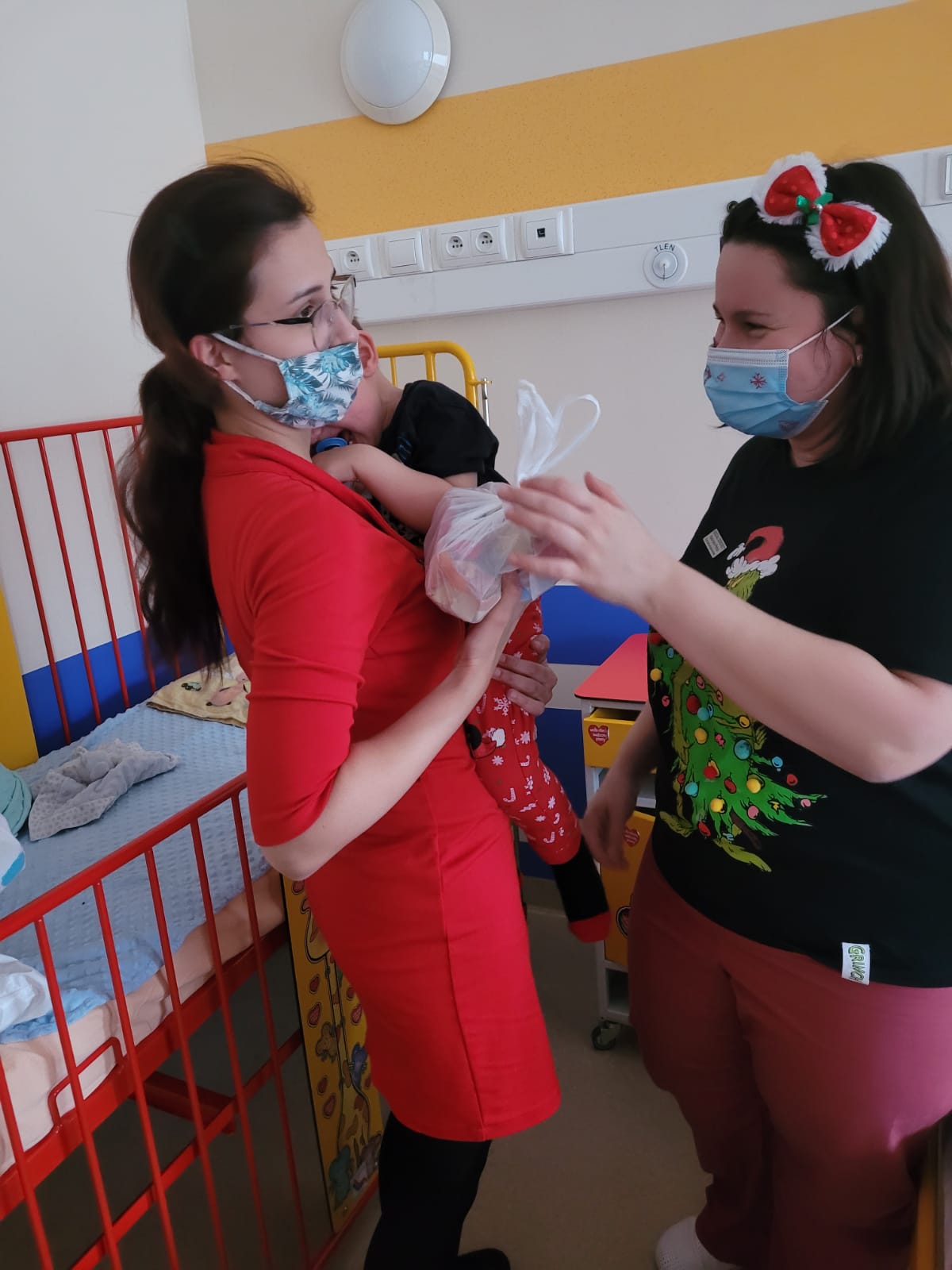Święty Mikołaj przekazał słodkie upominki dzieciom ze szpitala w Nowej Soli